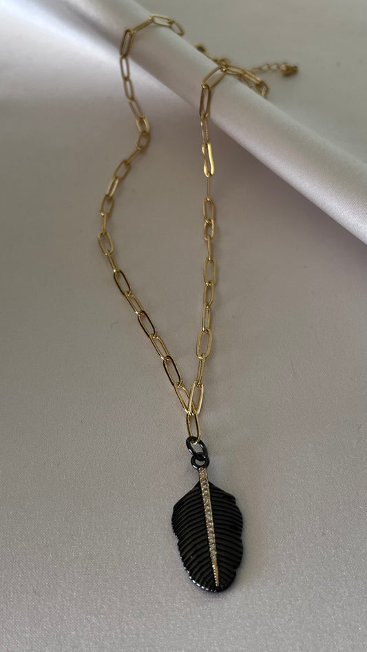 COLLAR PLUMA NEGRA CIRCONIAS