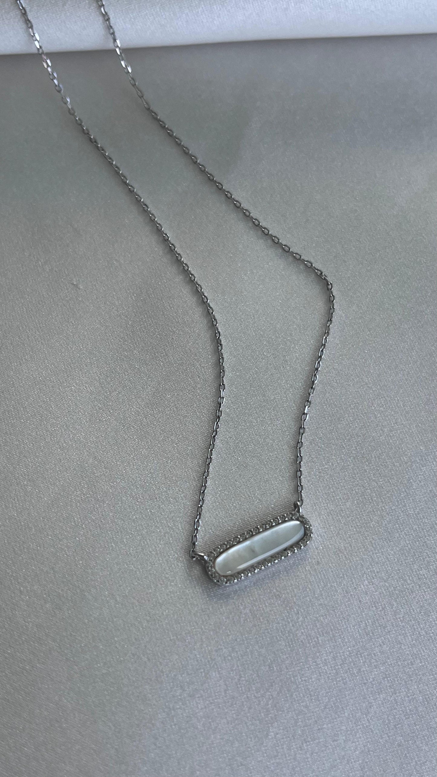 COLLAR ÓVALO MADRE PERLA