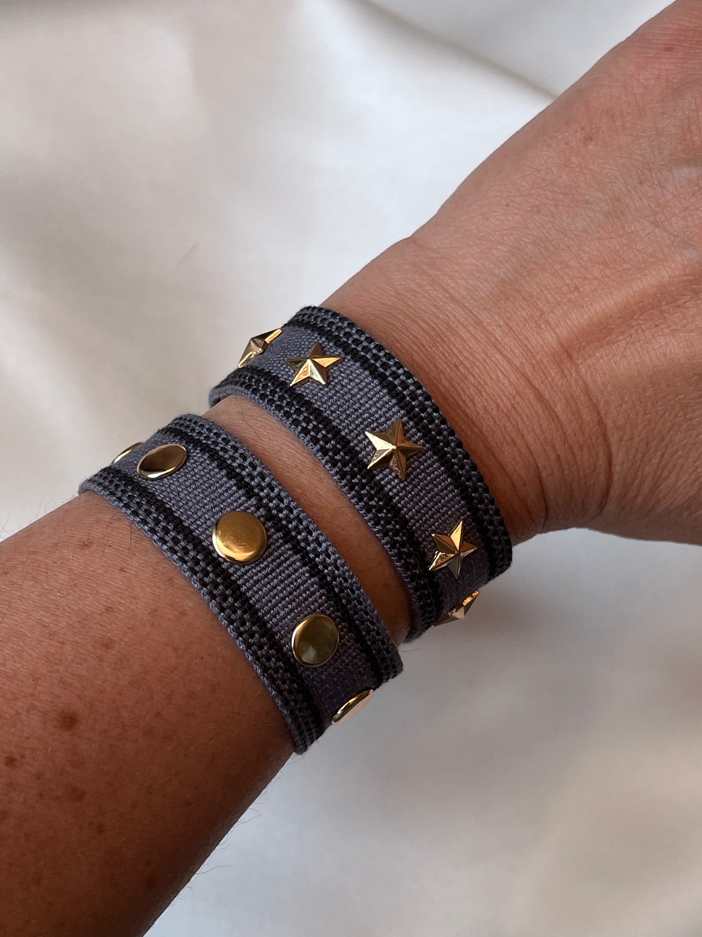 PULSERA TEJIDA ESTRELLAS Y TACHUELAS