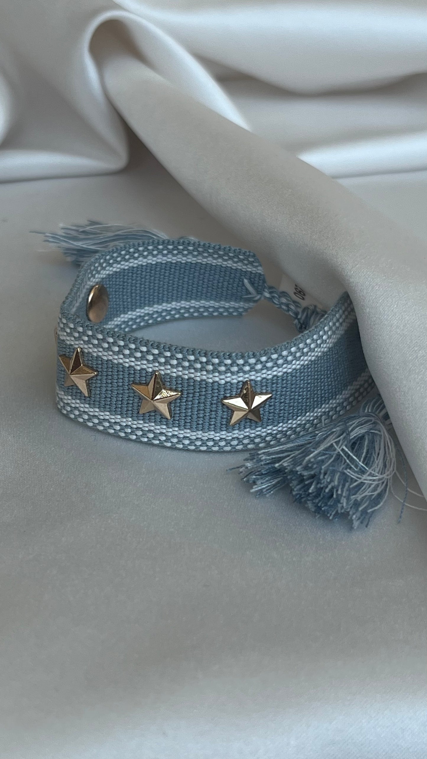 PULSERA TEJIDA ESTRELLAS Y TACHUELAS