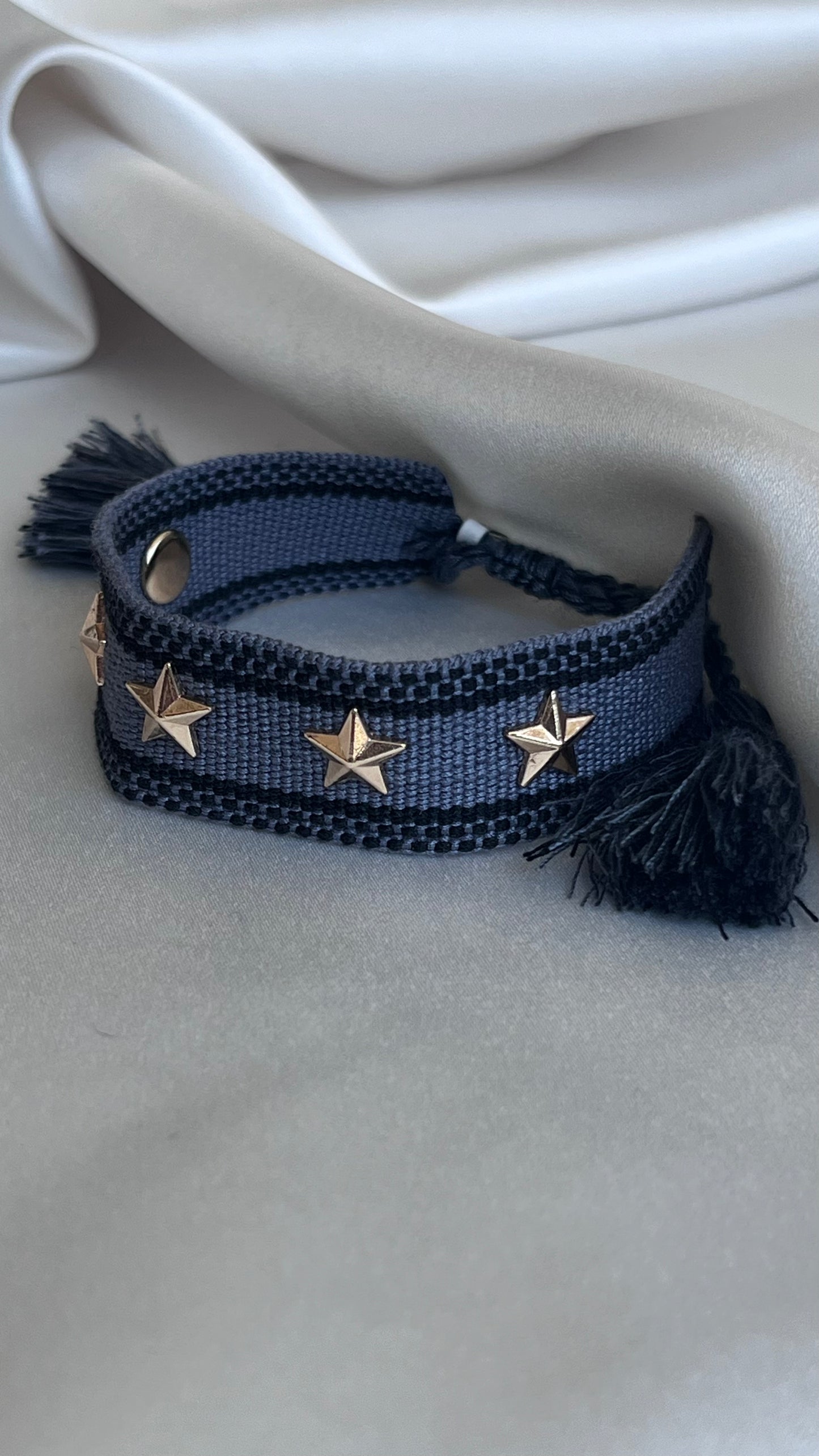 PULSERA TEJIDA ESTRELLAS Y TACHUELAS