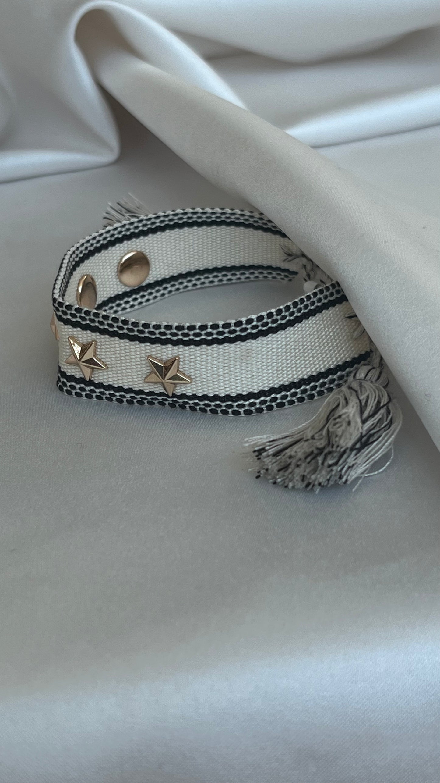 PULSERA TEJIDA ESTRELLAS Y TACHUELAS