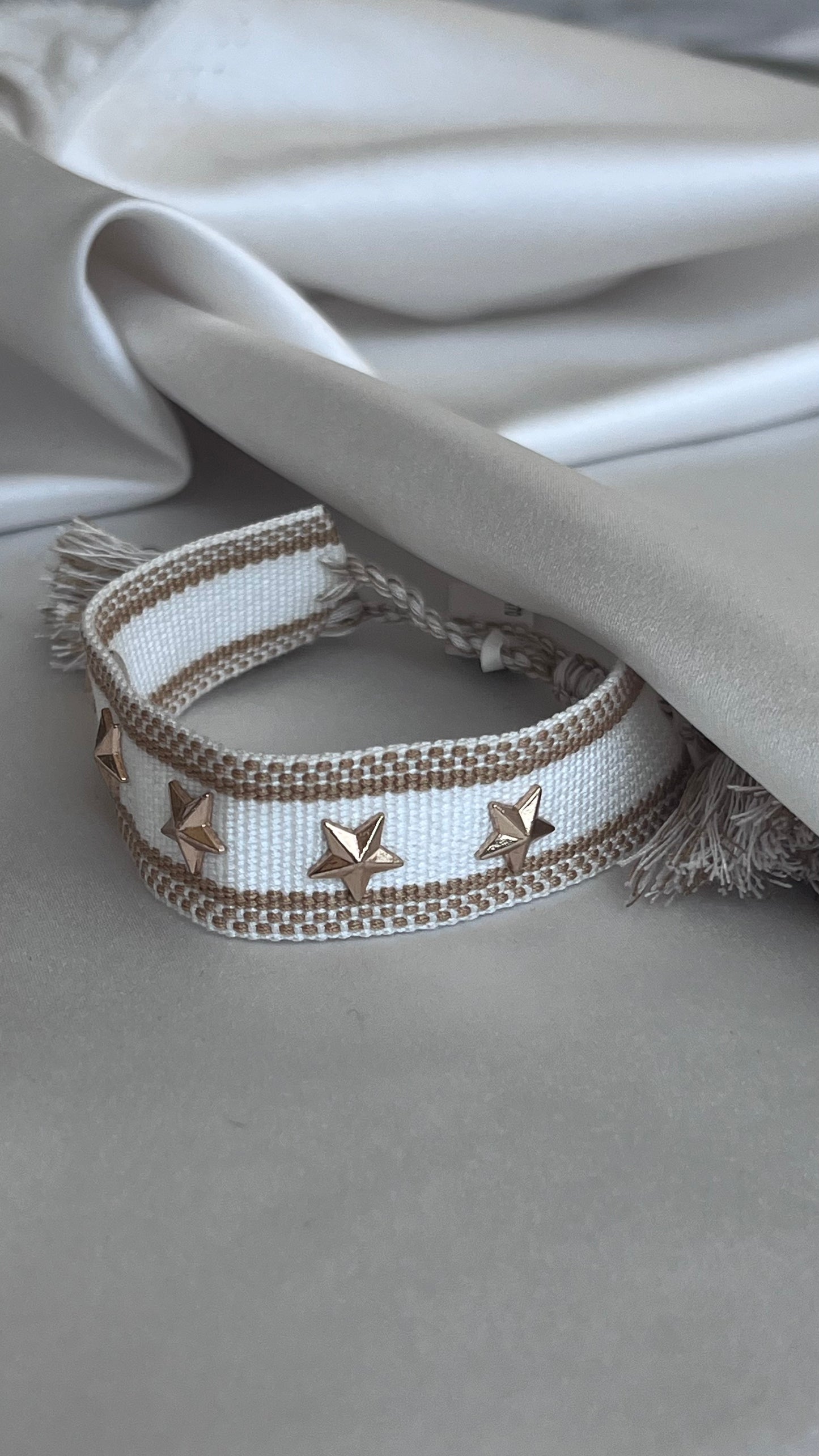 PULSERA TEJIDA ESTRELLAS Y TACHUELAS