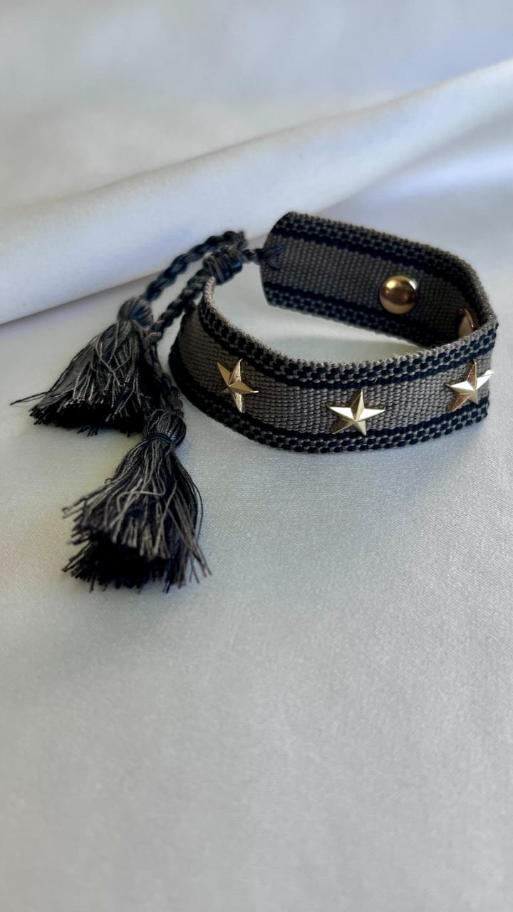 PULSERA TEJIDA ESTRELLAS Y TACHUELAS