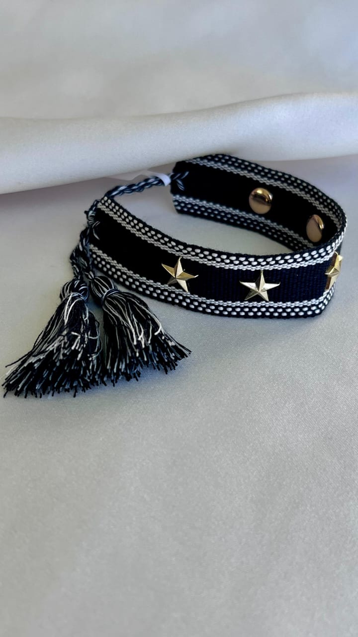 PULSERA TEJIDA ESTRELLAS Y TACHUELAS