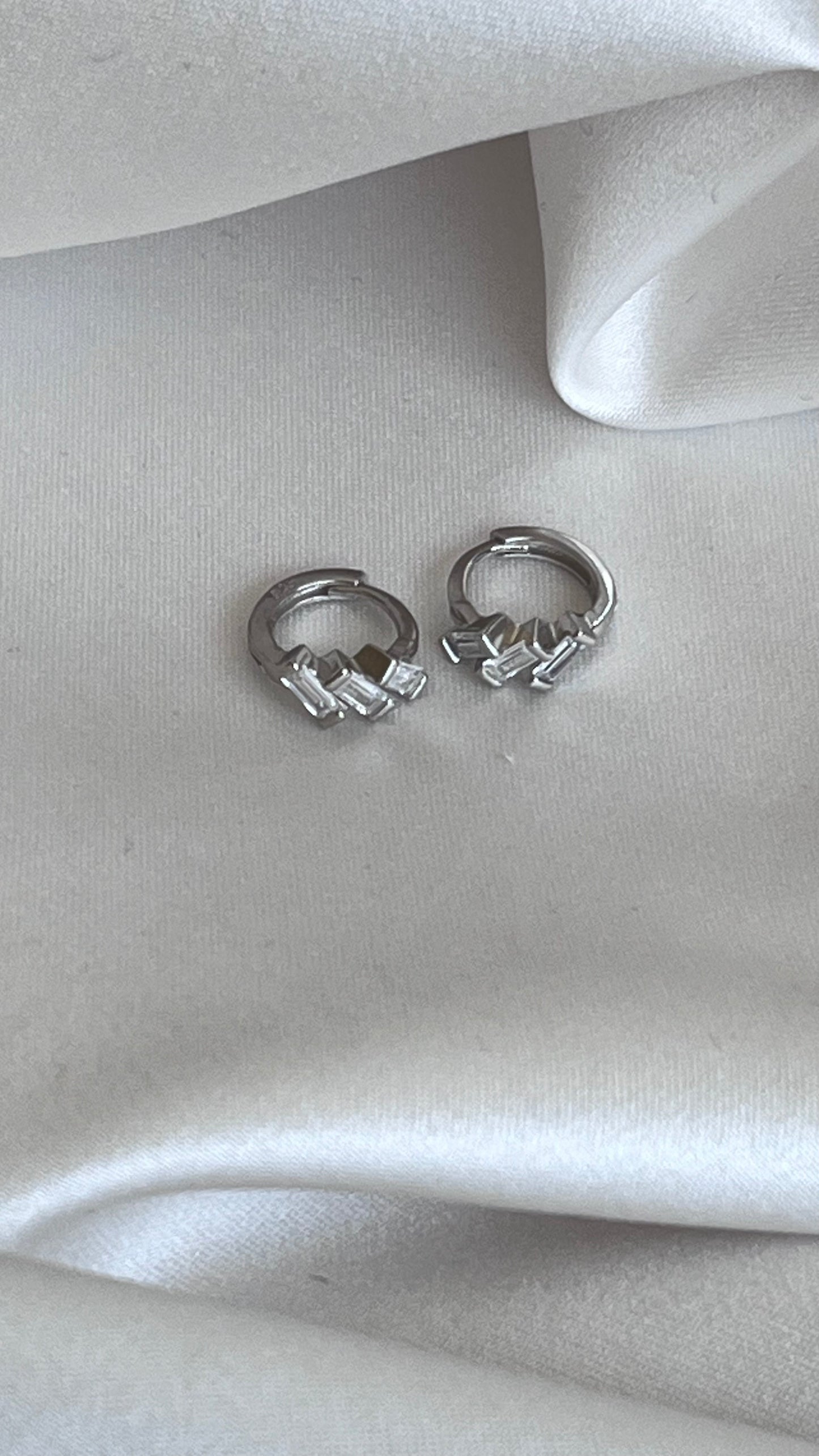 ARETES HUGGIES BAGGUETE CIRCONIAS