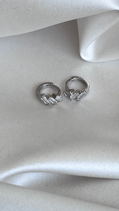 ARETES HUGGIES BAGGUETE CIRCONIAS