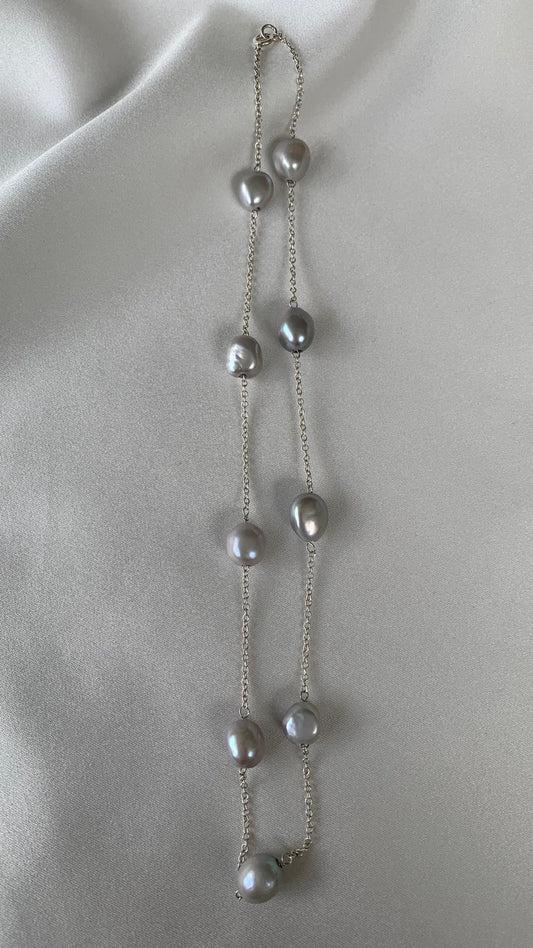 COLLAR PERLAS FLOT GRISES