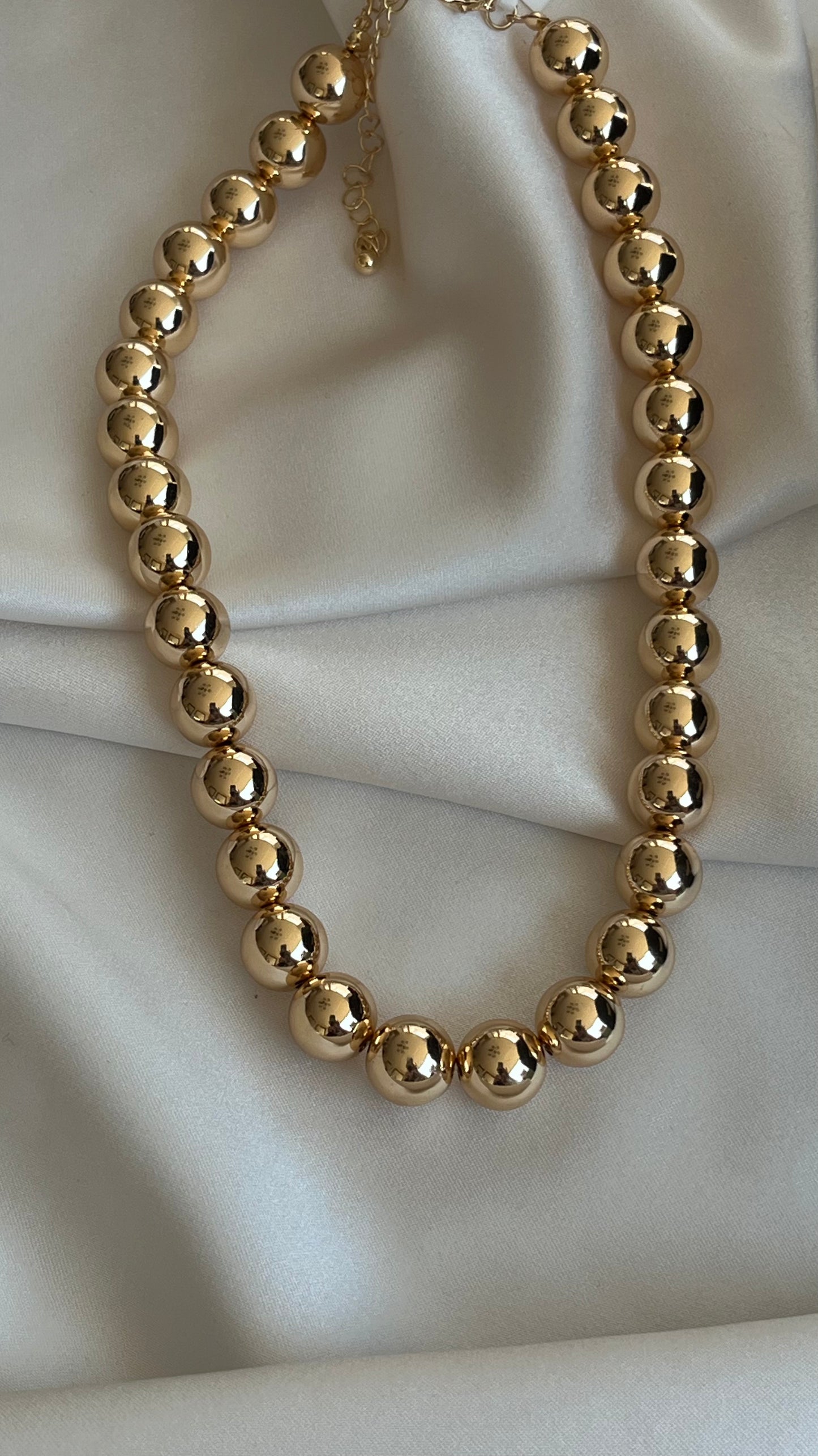 COLLAR BOLAS GRANDES ACRILICO