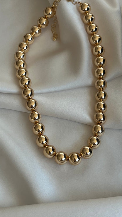 COLLAR BOLAS GRANDES ACRILICO
