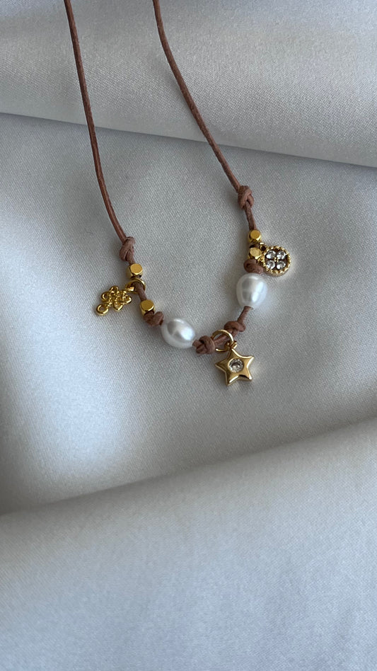 COLLAR DE CUERITO CON MINI DIJES
