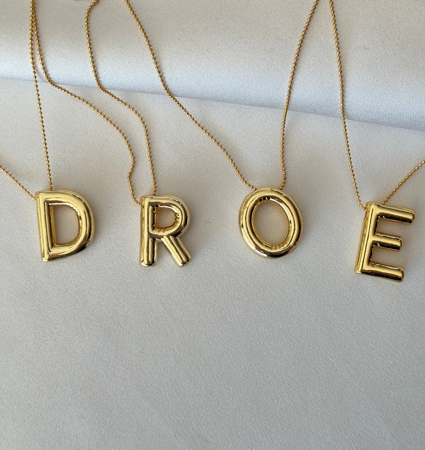 COLLAR INICIALES GLOBO CHAPA