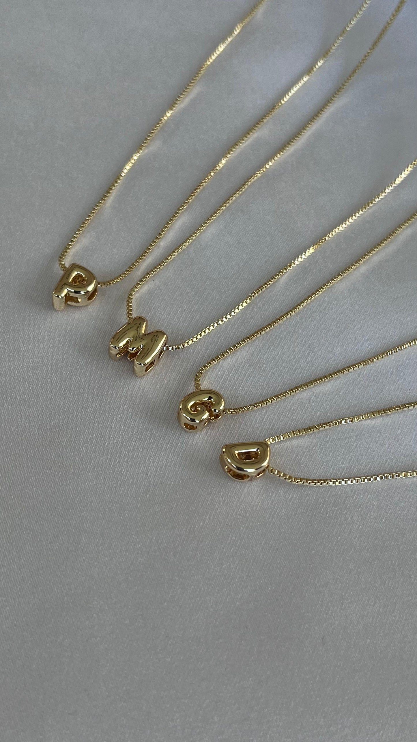 COLLAR INICIAL MINI GLOBO